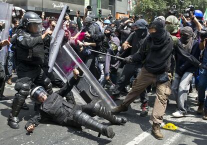 México DF, 1 de septiembre de 2013. Policía y manifestantes se enfrentan en las calles de Ciudad de México el 1 de septiembre. La izquierda mexicana marchó en contra de la reforma energética que planeaba el Gobierno.