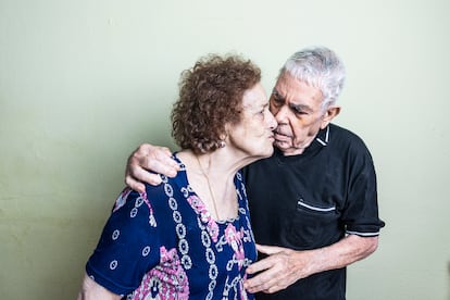 El matrimonio, Desiderio Hernández y Soledad Domínguez en su casa, en Plasencia.