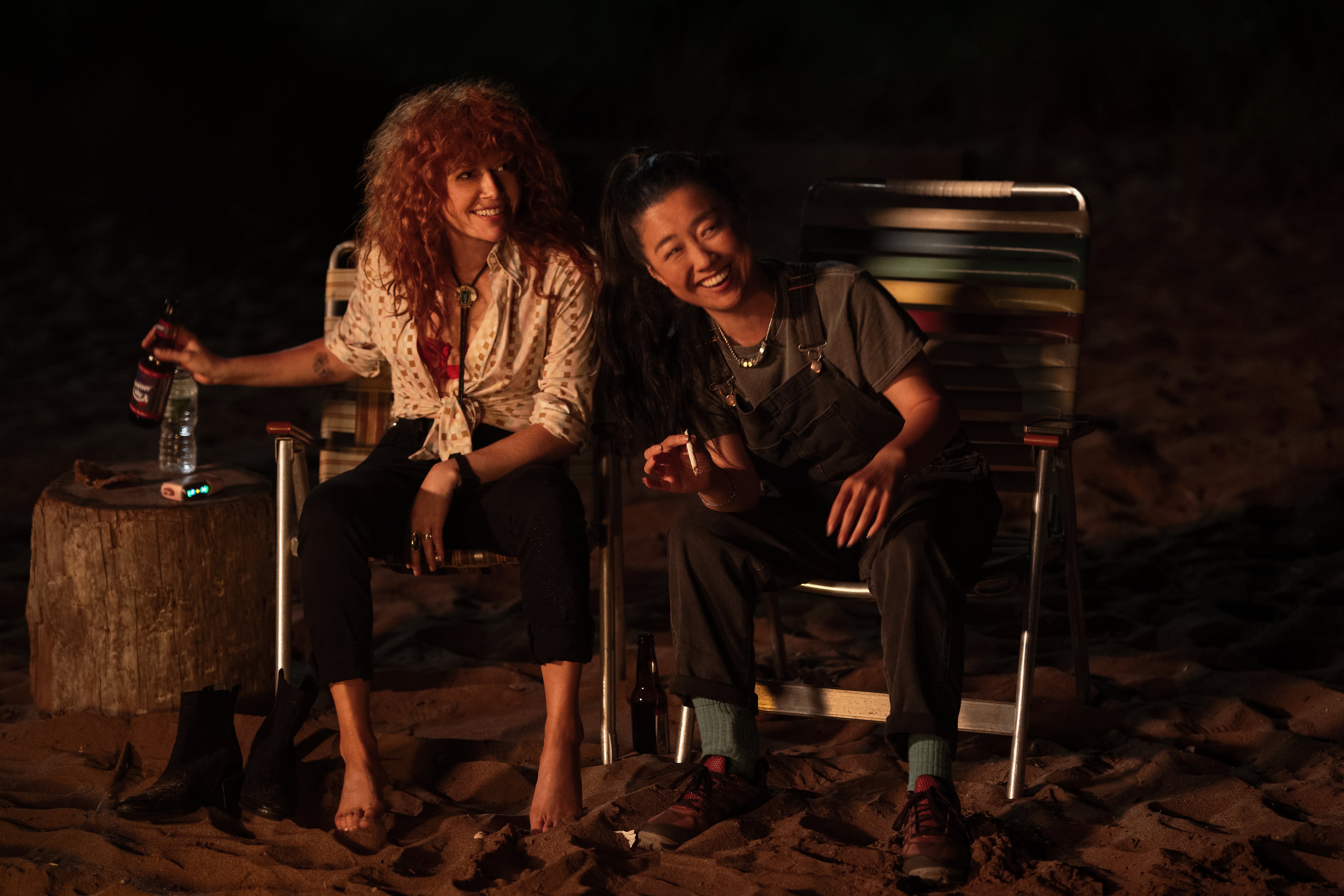 Natasha Lyonne y Sherry Cola, en el segundo episodio de 'Poker Face'.