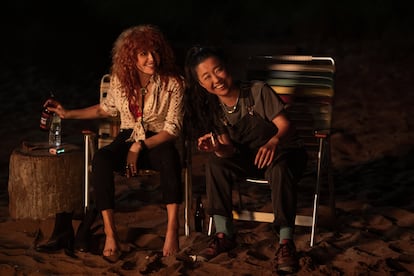 Natasha Lyonne y Sherry Cola, en el segundo episodio de 'Poker Face'.