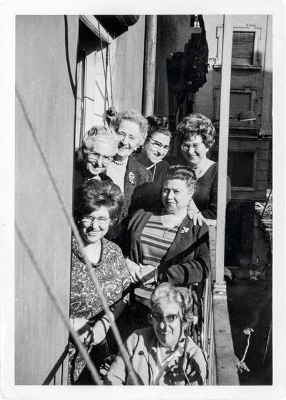 Un grupo de mujeres anónimas posan para el fotógrafo. Una foto recogida en el libro de Jordi Puig.