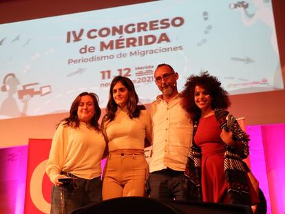 De izquierda a derecha, Sonia Moreno, Natalia G. Vargas, José Naranjo y Ebbaba Hameida, participantes en la mesa sobre la cobertura de la crisis en Canarias.