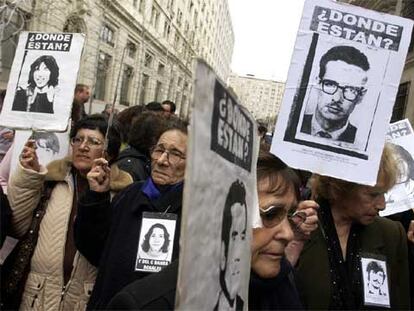 Familiares de las víctimas de la dictadura de Pinochet han recordado a los suyos en las calles de Santiago.