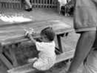 B 36575 (8/SEP/00) -color- Cronica- Actividades en el parque de la Ciudella, Barcelona. En la foto niño jugando. -foto: Tejederas.