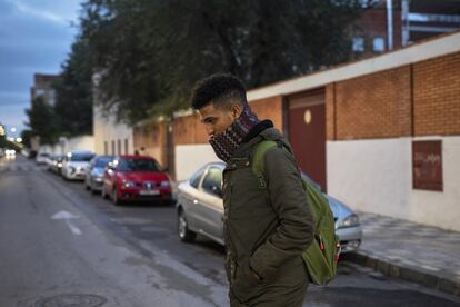 Cada mañana, a las 8.15 horas, Abdel sale del centro de acogida para coger el autobús que le lleva al polígono donde se encuentra la Escuela de Cuchillería.