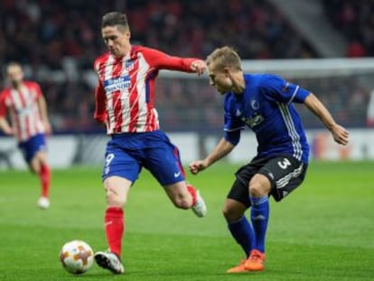 La hinchada rojilanca, que no desea una división fatalista, muestra por igual su apoyo a Simeone y a Fernando Torres en el triunfo de los suyos ante los daneses