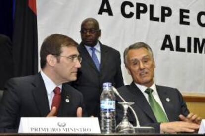 El presidente de Portugal, Cavaco Silva (d), y el primer ministro, Pedro Passos Coelho (i), conversan durante la inauguración de la IX Cumbre de Países de Lengua Portuguesa (CPLP) en Maputo, Mozambique, hoy viernes 20 de julio de 2012.