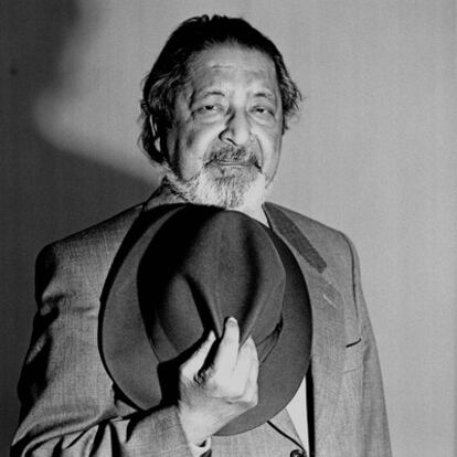 "Comienzo en Uganda, voy a Ghana y a Nigeria, a Costa de Marfil y a Gabón, y acabo en Suráfrica", escribe V. S. Naipaul en <i>La máscara de África,</i> su libro sobre las creencias del este continente.