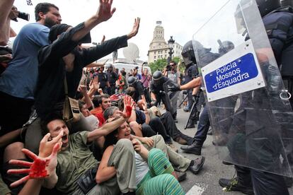 El 27 de mayo los Mossos d'Esquadra intervinieron en la plaza de Catalunya con el pretexto de retirar objetos peligrosos. La carga policial acabó con 121 heridos (36 de ellos 'mossos') y 10.000 personas clamando a favor de los indignados y en contra de la acción policial.