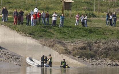 Rastreo en las aguas del Guadalquivir en busca del cadáver de la joven sevillana Marta del Castillo.