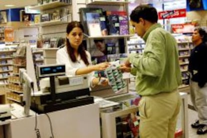 Una empleada de El Corte Inglés atendiendo a un cliente.