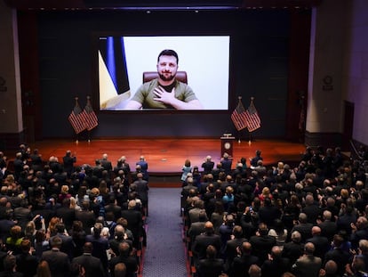 El presidente de Ucrania, Volodímir Zelenski se dirigía al Congreso de Estados Unidos por videoconferencia, este miércoles.