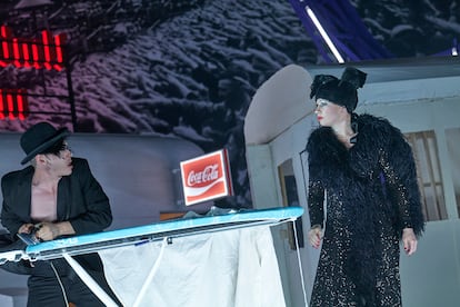 Franz Patzold y Birgit Minichmayr en la versión de Frank Castorf de 'Heldenplatz'.