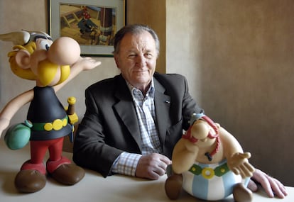 Albert Uderzo, com bonecos de Asterix e Obelix, em 2007.