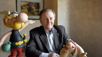 Albert Uderzo, com bonecos de Asterix e Obelix, em 2007.