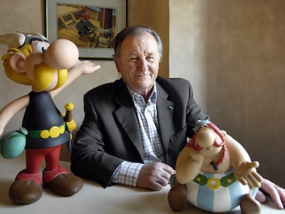 Albert Uderzo, com bonecos de Asterix e Obelix, em 2007.