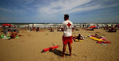 Un socorrista, en una playa española.