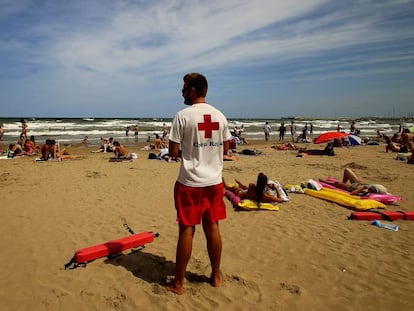 Un socorrista, en una playa española.