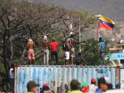 Ciudadanos venezolanos en el puente fronterizo Simón Bolivar durante el bloqueo de los accesos a Colombia, el 25 de febrero de 2019.
