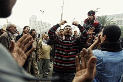 Manifestantes contrarios al régimen de Hosni Mubarak, ayer en el centro de El Cairo.