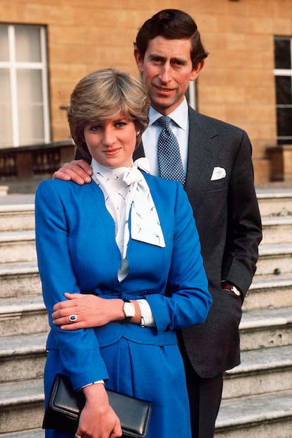 Los primeros años de su matrimonio quedaron marcados por estilismos discretos, como el traje de chaqueta que llevó en el anuncio de su compromiso en 1981. También lució el anillo de zafiro y diamantes que el príncipe Guillermo utilizó años más tarde para pedir matrimonio a Kate Middleton.
