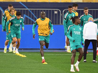 Ferland Mendy, en el centro, durante el entrenamiento del Real Madrid el lunes en el Olímpico de Kiev.