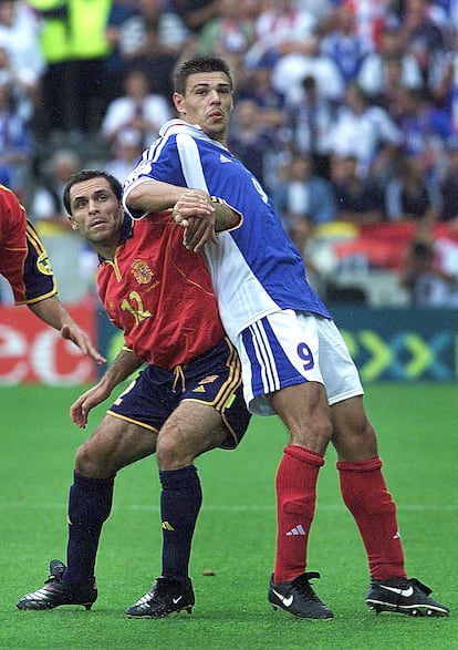 Sergi Barjuan puja por un balón con Milosevic en la Eurocopa del año 2000.
