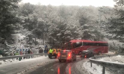 El autob&uacute;s que ha causado las retenciones, este domingo en la carretera de Sierra Nevada.