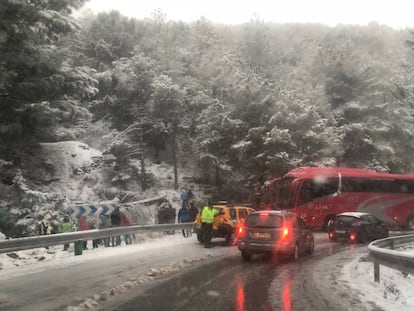 El autob&uacute;s que ha causado las retenciones, este domingo en la carretera de Sierra Nevada.