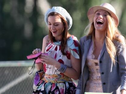 Las actrices Blake Lively y Leighton Mester, en los papeles de Serena y Blair.