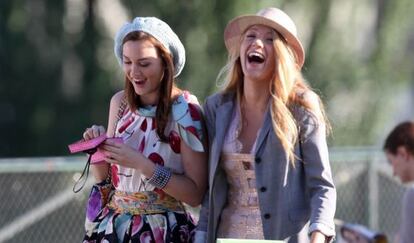 Las actrices Blake Lively y Leighton Mester, en los papeles de Serena y Blair.