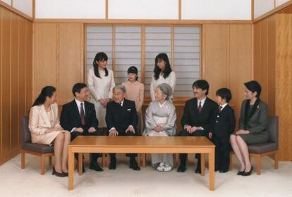 Los emperadores de Jap&oacute;n, en el centro, con su familia en la que abundan las mujeres. 