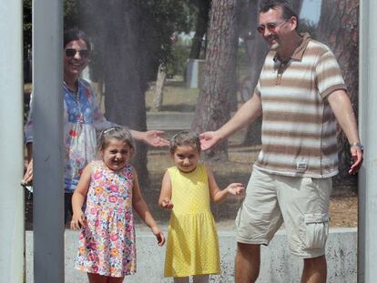 Una familia se refresca en Labenne, en el sudoeste de Francia.