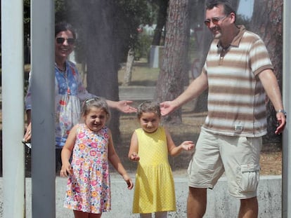 Una familia se refresca en Labenne, en el sudoeste de Francia.