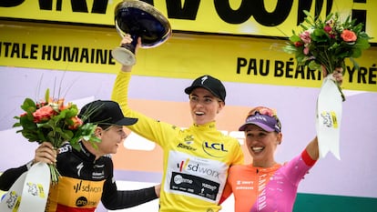 Kopecky, Vollering y Niewiadoma, de izquierda a derecha, en el podio final del Tour femenino de 2023.