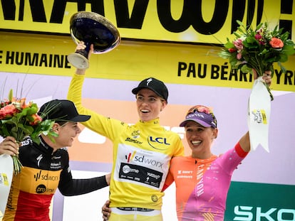 Demi Vollering celebra su victoria en el Tour de Francia junto a Lotte Kopecky, segunda, y Katarzyna Niewiadoma, tercera, tras la última etapa de este domingo.