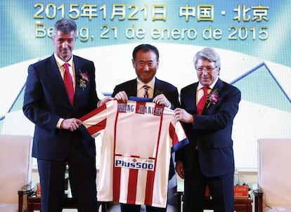 ROL02 PEKÍN (CHINA) 21/01/2015.- El magnate y propietario del gigantesco conglomerado empresarial Wanda, Wang Jianlin (centro), posa junto al presidente del Atlético de Madrid, Enrique Cerezo (dcha), y el consejero delegado del club rojiblanco, Miguel Ángel Gil (izda), tras firmar un acuerdo en Pekín (China) hoy, miércoles 21 de neero de 2015. Jianlin, propietario del gigantesco conglomerado empresarial Wanda y considerado uno de los hombres más ricos del país asiático, adquirió hoy el 20 % de las acciones del Atlético de Madrid por 43 millones de euros. EFE/Rolex Dela Pena