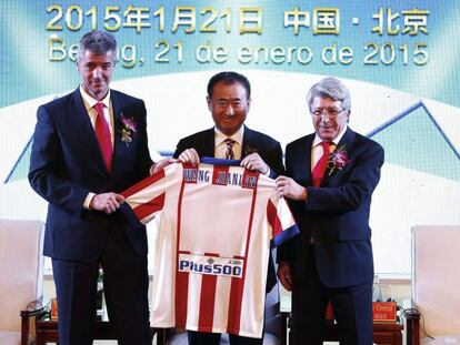 ROL02 PEK&Iacute;N (CHINA) 21/01/2015.- El magnate y propietario del gigantesco conglomerado empresarial Wanda, Wang Jianlin (centro), posa junto al presidente del Atl&eacute;tico de Madrid, Enrique Cerezo (dcha), y el consejero delegado del club rojiblanco, Miguel &Aacute;ngel Gil (izda), tras firmar un acuerdo en Pek&iacute;n (China) hoy, mi&eacute;rcoles 21 de neero de 2015. Jianlin, propietario del gigantesco conglomerado empresarial Wanda y considerado uno de los hombres m&aacute;s ricos del pa&iacute;s asi&aacute;tico, adquiri&oacute; hoy el 20 % de las acciones del Atl&eacute;tico de Madrid por 43 millones de euros. EFE/Rolex Dela Pena