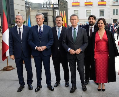 Los miembros del Partido Popular (de i a d) Jorge Azcón, Alfonso Rueda, Alfonso Fernández Mañueco, Alberto Núñez-Feijóo, Fernando Miras, Isabel Díaz Ayuso, Cuca Gamarra y Miguel Tellado a su llegada al Congreso de los Diputados con motivo de la celebración del Día de la Constitución, este viernes en Madrid.