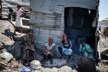 Un grupo de mujeres se reunen en la isla de Migingo. 