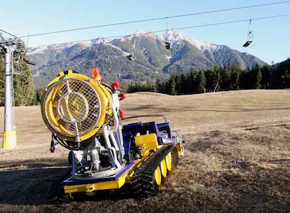 Una cañón de nieve artificial en una pista de esqui en Seefeld (Austria), el pasado viernes, 1 de diciembre.