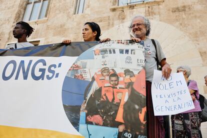 La ONG Salvamento Marítimo Humanitario protesta ante el Palau de la Generalitat contra el cobro de tasas portuarias por parte de la Generalitat.