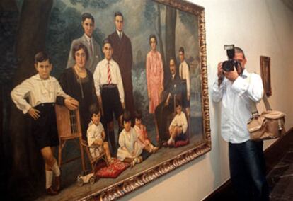 Uno de los retratos de familia Zaballa-Barquín, de Ángel Larroque, incluido en la exposición del Bellas Artes.