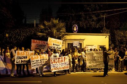 Los consulados argentinos de distintos países también han sido escenario de la protesta contra la presidenta argentina. En la imagen, la sede en México de la legación. En Madrid, Washington, París y Roma también se han manifestado ciudadanos argentinos.