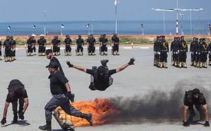 Miembros de las fuerzas palestinas de Hamas participan en una ceremonia de graduación en la ciudad de Gaza (Franja de Gaza).