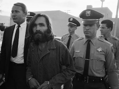 Charles Manson (en la imagen escoltado al juzgado) y su 'familia' cometieron una serie de asesinatos a finales de los sesenta. Cumple cadena perpetua.