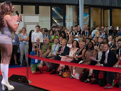 La 'drag queen' Jennifer Hopelezz se dirige al público en la 22ª Conferencia Internacional de Sida, que se ha celebrado en Ámsterdam.
