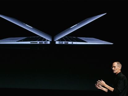 Steve Jobs muestra la delgadez del nuevo MacBook Air.