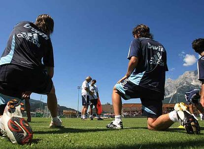 Varios jugadores del Real Madrid, durante un entrenamiento en Irdning, con Schuster y Manolo Ruiz, segundo entrenador, al fondo.