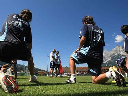 Varios jugadores del Real Madrid, durante un entrenamiento en Irdning, con Schuster y Manolo Ruiz, segundo entrenador, al fondo.